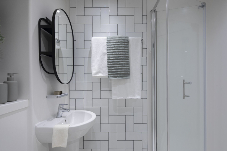 Others 4, Modern Studios with Kitchen & Ensuite, Edinburgh