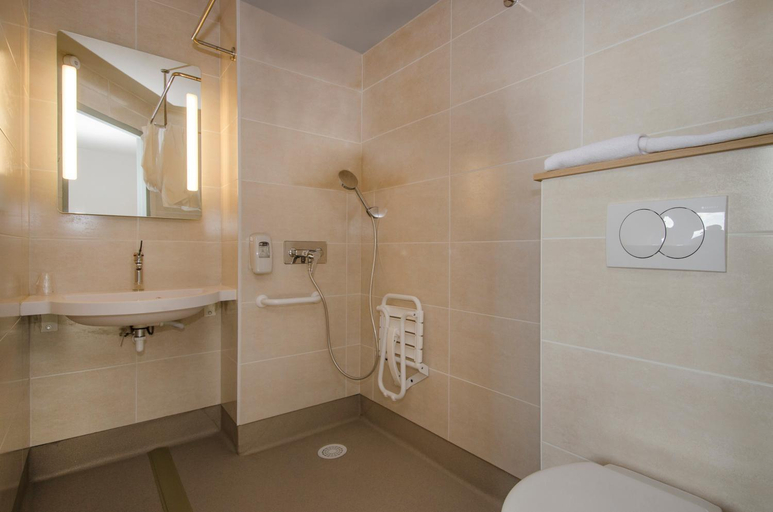 Bathroom 4, B&B HOTEL Montargis-Amilly, Loiret