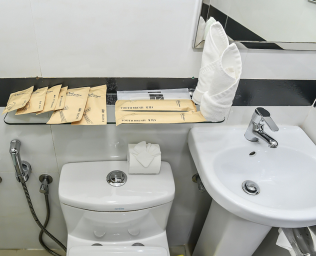 Bathroom 4, Beehive Central, Malé