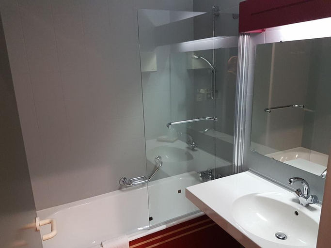 Bathroom 3, Hotel Les Rives D'Allier, Haute-Loire