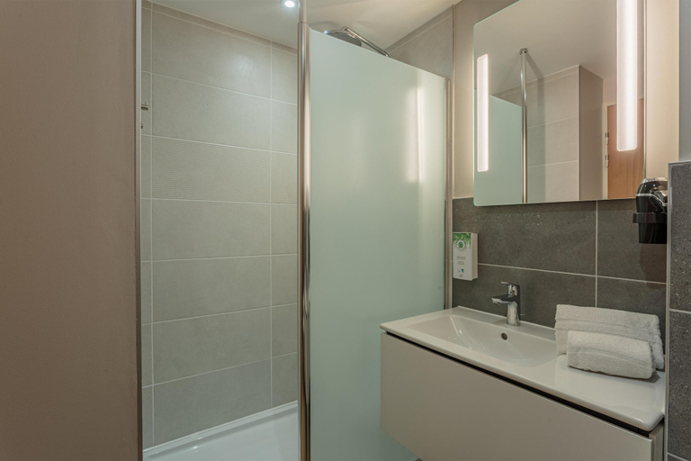 Bathroom 4, Kyriad Anglet-Biarritz, Pyrénées-Atlantiques