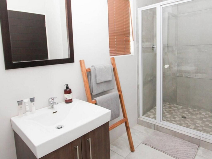 Bathroom 3, Maxton Boutique Hotel, Siyanda