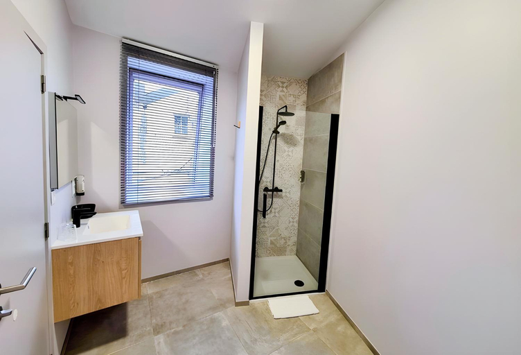 Bathroom 4, Hotel-Restaurant Bonhomme, Liège