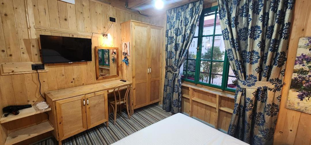 Others 5, Hotel London, Tirana
