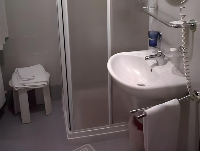 Bathroom 4, Hotel Olimpic, Trento