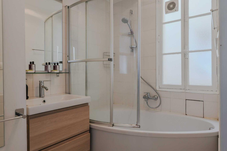 Bathroom 5, Quiet apartment -1BR4P - Neuilly-sur-Seine, Hauts-de-Seine