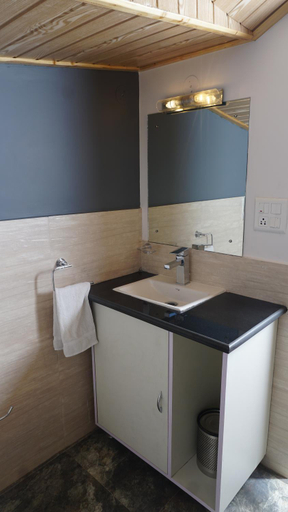 Bathroom 2, The Garden Courts, Solan