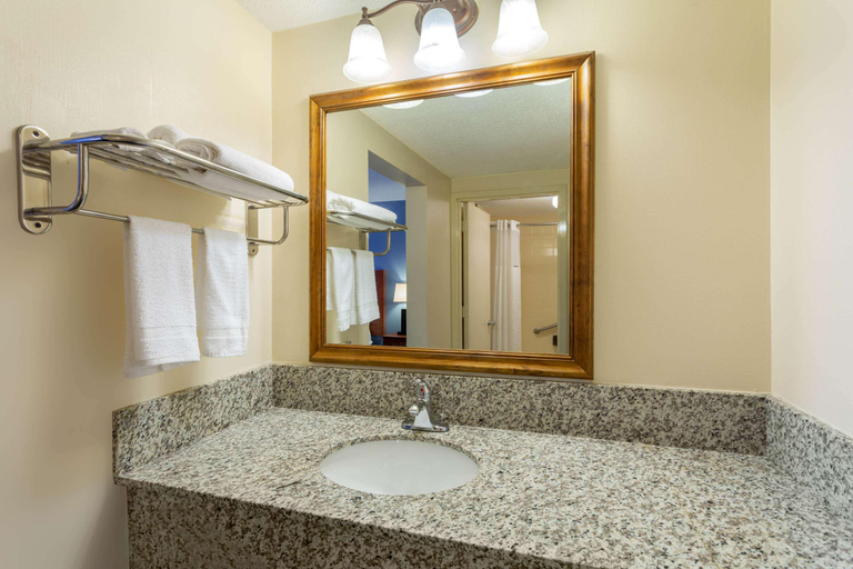 Bathroom 4, Days Inn by Wyndham Breezewood, Bedford