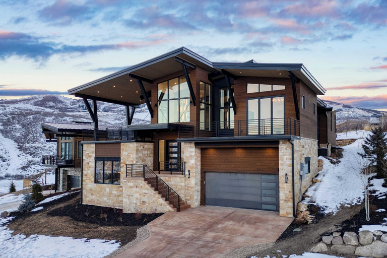Exterior & Views