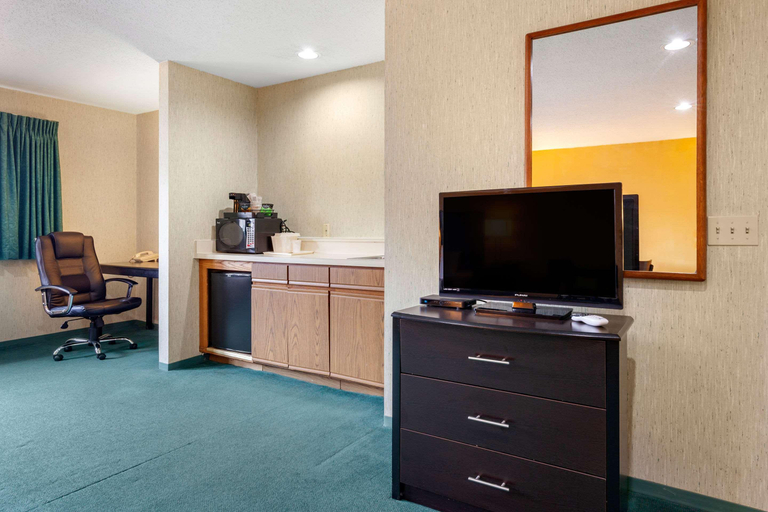 Bedroom 4, Econo Lodge Rothschild, Marathon