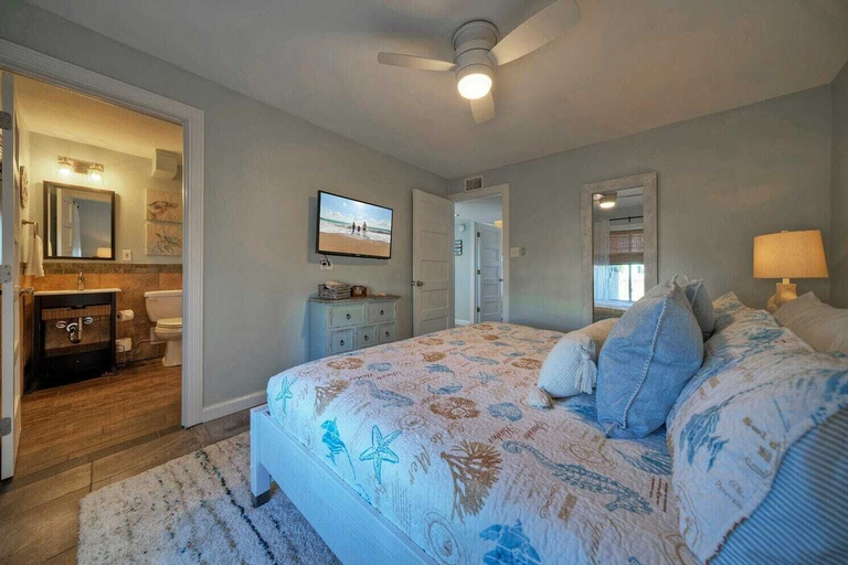 Bedroom 3, Sleeps 22 3 Condos in Beachfront Complex w/ Pool, Pickleball Island Retreat, Nueces