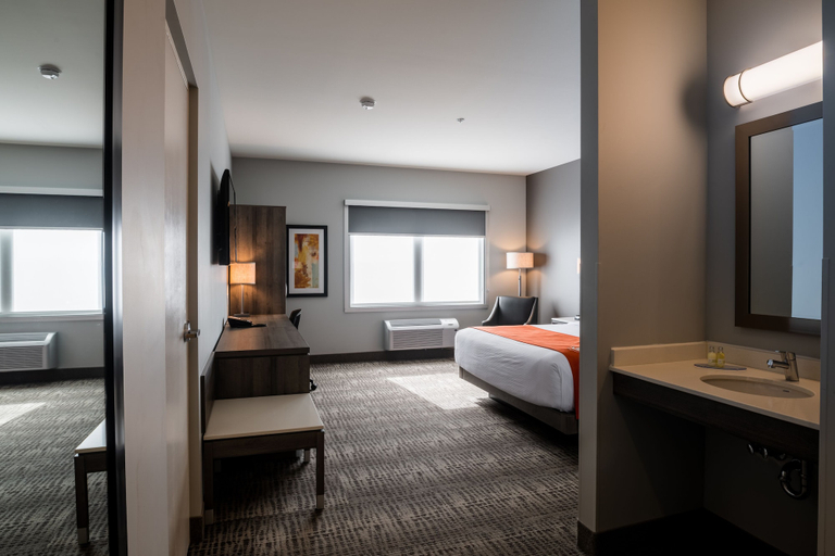 Bedroom 2, Amsterdam Inn & Suites, an Ascend Collection Hotel, Carleton
