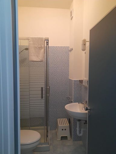 Bathroom 4, Hotel Enrica, Ravenna
