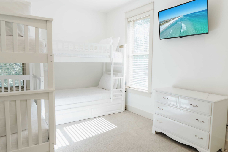 Bedroom 3, 5 Mins to Beach, Shared Pool, Covered Deck, Bikes Heron Cottage by Avantstay, Walton