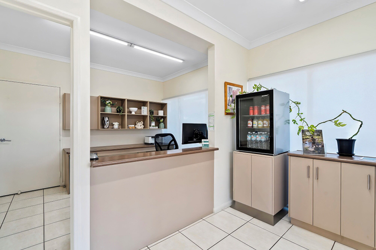 Food & Drinks, Emerald Inn by Travellers, Emerald
