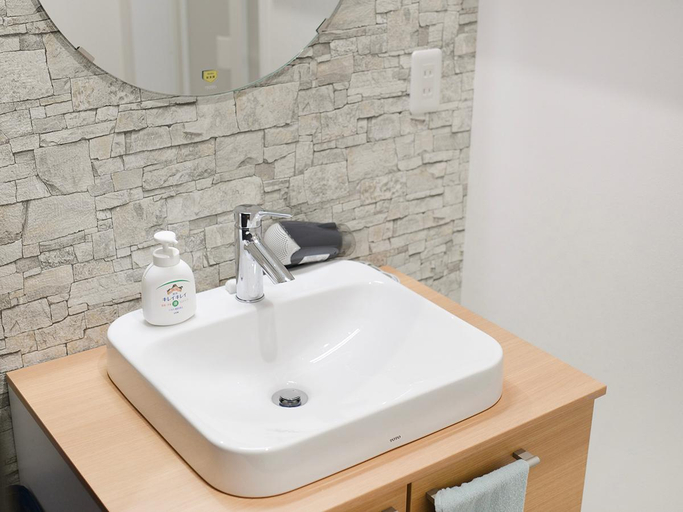 Bathroom 2, Anchor, Gotō