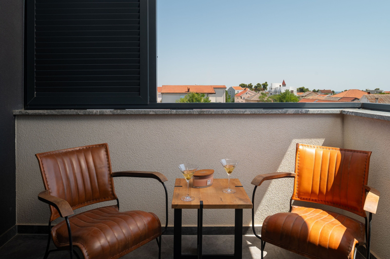 Others 2, Penthouse Adela, Vir