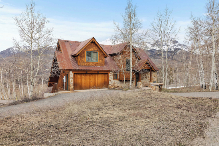 Exterior & Views 2, Russell Home by Avantstay Expansive Deck, Stunning Views & Hot Tub!, San Miguel