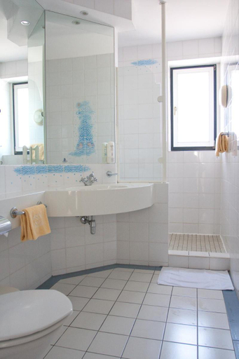 Bathroom 2, Seminarhotel Gottlesbrunn, Bruck an der Leitha