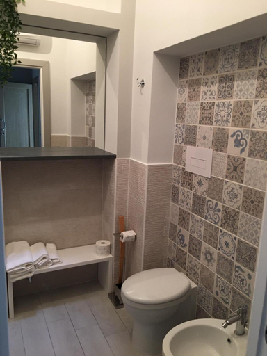 Bathroom 4, Per me si va, Benevento