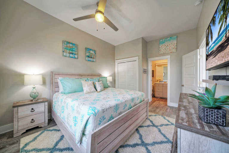 Others 5, Sleeps 21, 2 Homes 2 Private Pools, Fire Pit, Swing Bar Walk to the Beach, Nueces