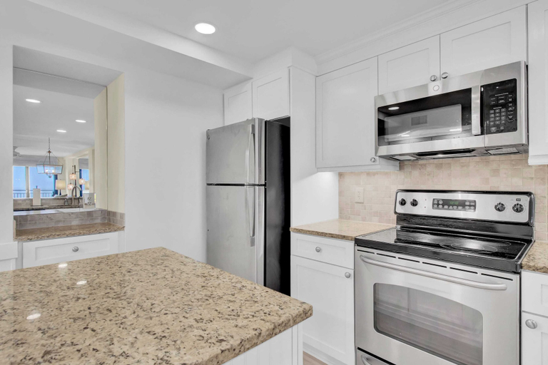Others 5, 303a Shipwatch by Avantstay Ocean View, Shared Pool, Boardwalk to Beach, Charleston