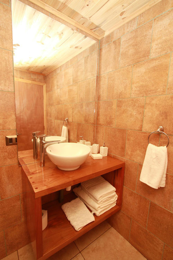 Bathroom, Pupuya Vista Hermosa, Cardenal Caro