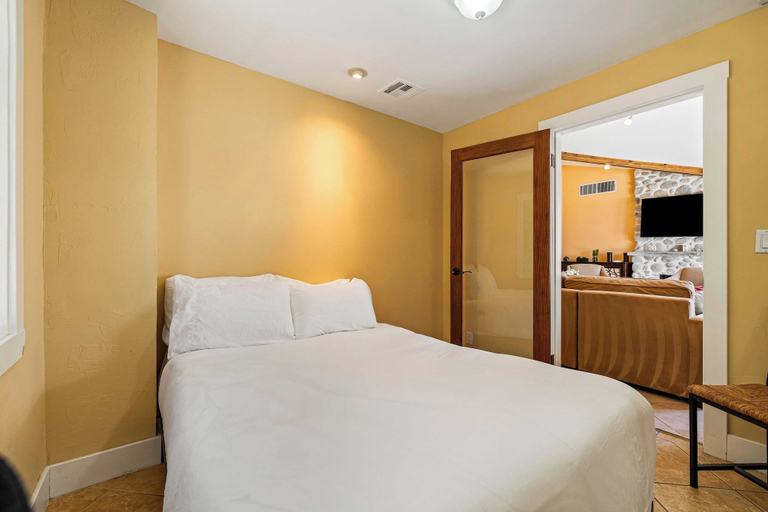 Bedroom 3, Dandelion by Avantstay Pool, 0.2mi to Downtown!, Riverside