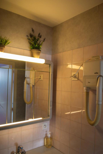 Bathroom, Le relais du chapeau rouge, Sarthe