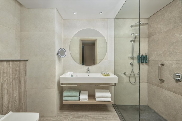Bathroom 5, Doubletree By Hilton Mangroovy El Gouna Resort, Al-Ghurdaqah 2
