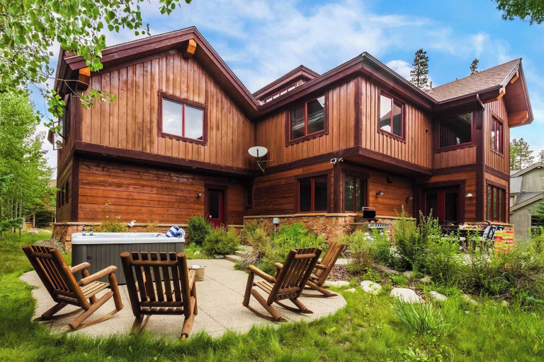 Exterior & Views 2, Peak 8 by Avantstay Spacious Modern Cabin w/ Hot Tub & Views, Summit