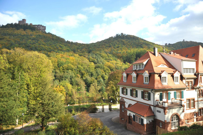 Exterior & Views