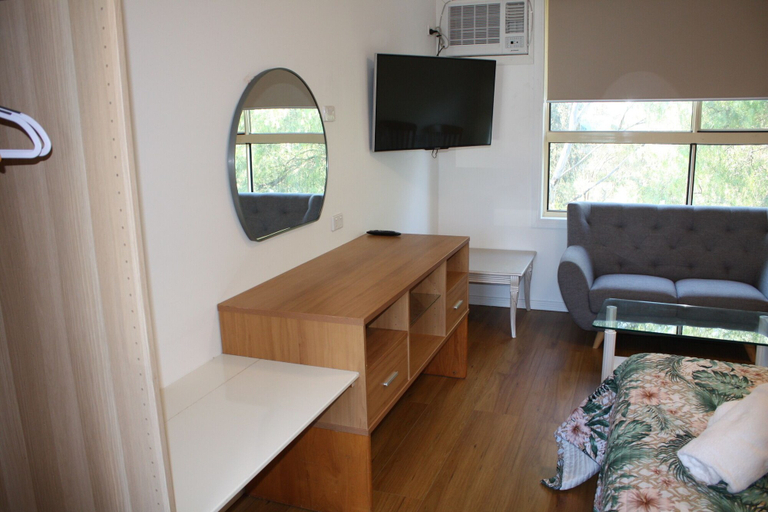 Others 4, Coburg Motor Inn, Melbourne