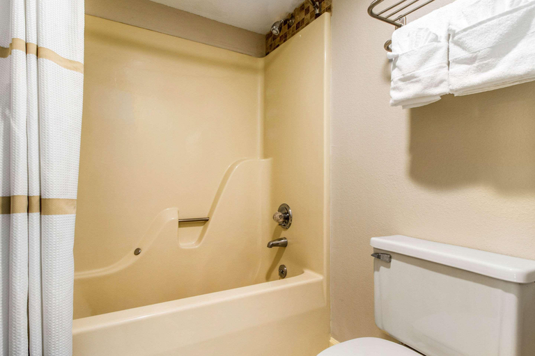 Bathroom 4, Econo Lodge, McMinn