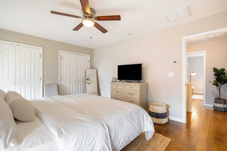 Bedroom 3, Silver Maple by Avantstay Modern & Stylish Haven, Buncombe