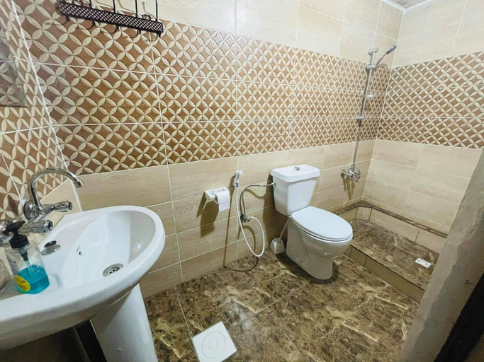 Bathroom, Dana Gate Lodge, Bsaira
