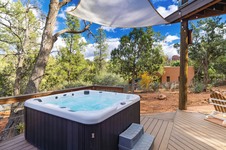 Sport & Beauty, Pool Table + Hot Tub + Scenic Views Cathedral View by Avantstay, Yavapai