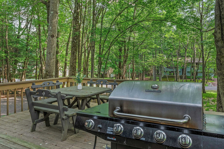 Food & Drinks, 7mins to Skiing, Fire Pit, Game Table Lake Access Hygge Home by Avantstay, Monroe
