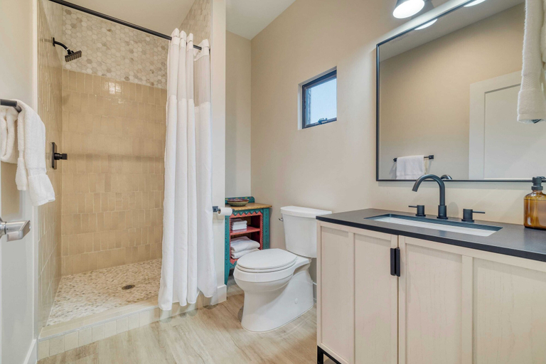 Bathroom 4, Sundrenched by Avantstay Pool, Mins to Old Town, Maricopa