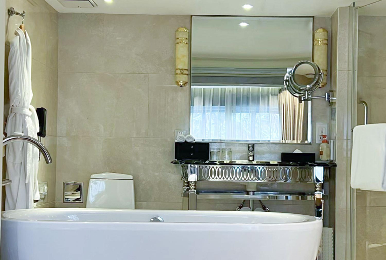 Bathroom 5, Crowne Plaza Zhengzhou By IHG, Zhengzhou