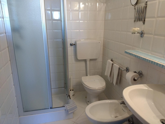 Bathroom 5, Pensione La Giara, Messina