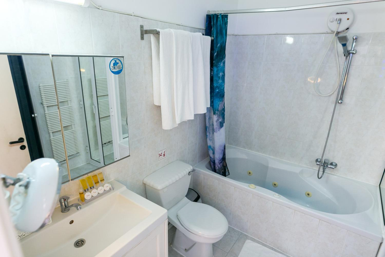Bathroom 3, Fitos Inn Guest House