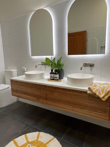 Bathroom 5, Port Fairy, Moyne - South