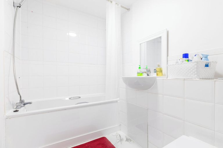 Bathroom 4, London Oasis in Woolwich Arsenal, London