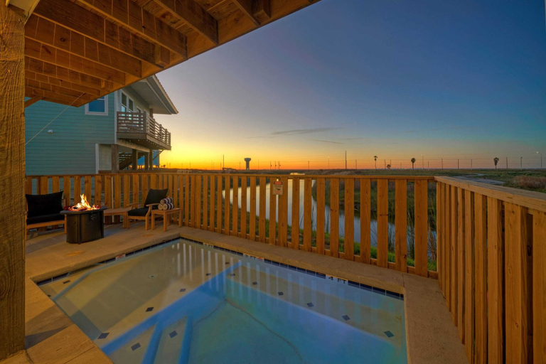 Sport & Beauty 5, 361 Bayview by Avantstay Pool, Firepit + Pond View Golf Cart-friendly Boardwalk to Beach, Nueces