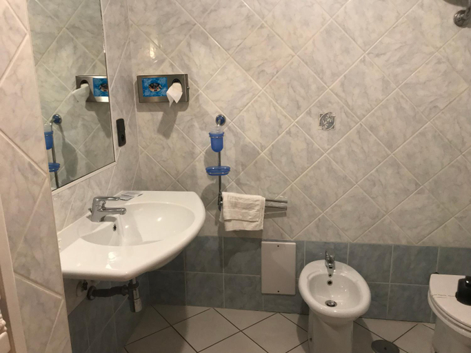 Bathroom 2, Hotel Vesuvio, Hautes-Pyrénées
