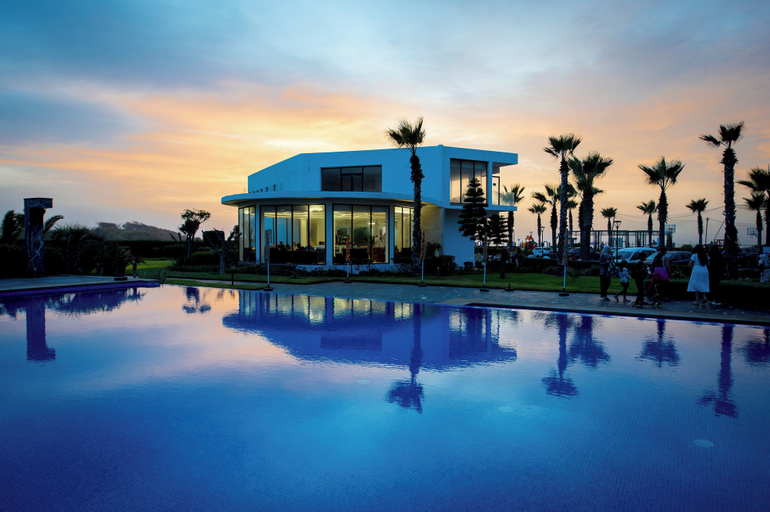 Exterior & Views