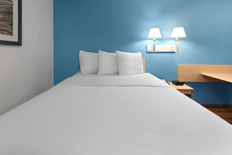 Bedroom 3, Travelodge by Wyndham Madison Heights MI, Oakland