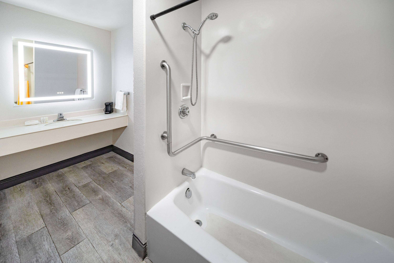 Bathroom 5, La Quinta Inn by Wyndham Laredo I-35, Webb