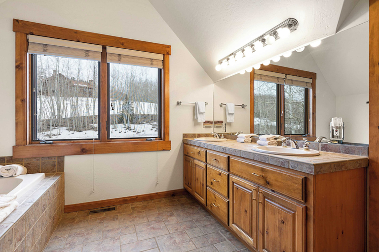 Bathroom 4, Russell Home by Avantstay Expansive Deck, Stunning Views & Hot Tub!, San Miguel